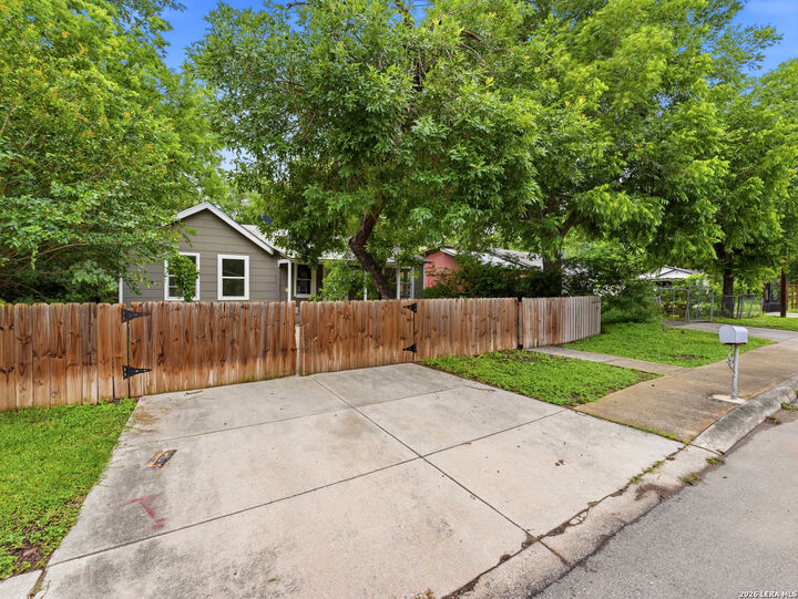 Property Photo: 720 Chickering Ave TX 78210