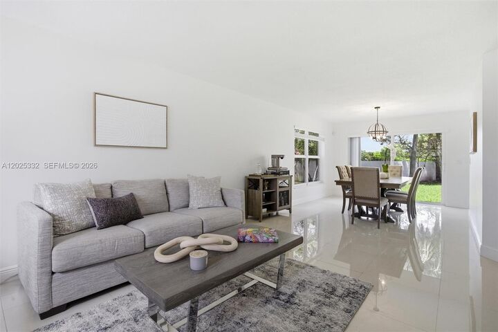 Property Photo: 2 Gables Blvd FL 33326