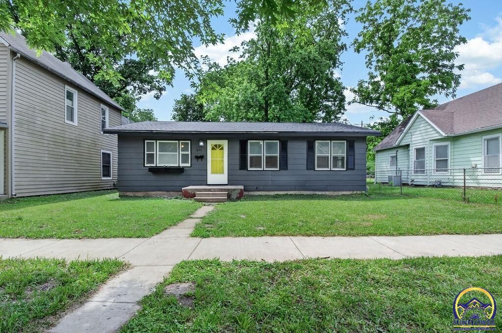Property Photo:  845 NE Arter Ave  KS 66616 