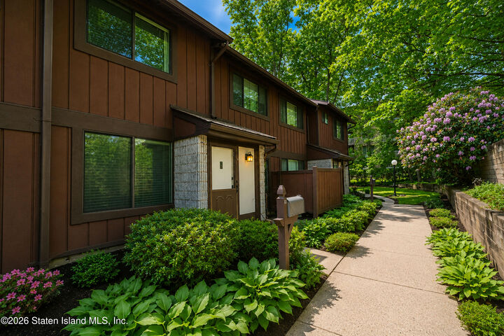 Property Photo:  10 Stone Lane  NY 10314 
