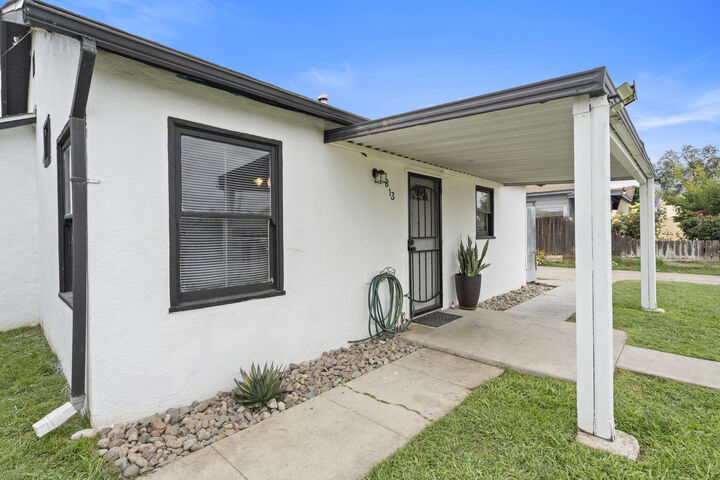 Property Photo:  813 N Hall Street  CA 93291 