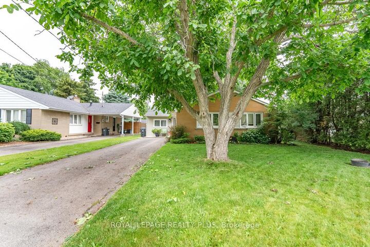 Property Photo: 27 Sora Drive ON L5M 1B3