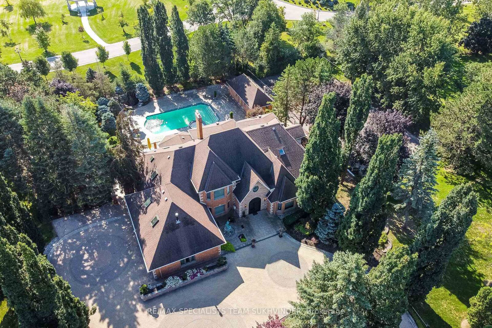 Property Photo: 12 Edgeforest Drive ON L6P 0E1