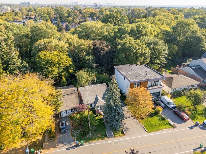 Property Photo: 945 Beechwood Avenue ON L5G 4E3