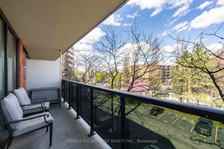 Property Photo: 9 Bonheur Court 401 ON N3P 1Z5