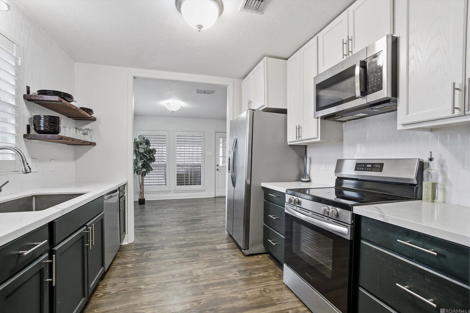 Property Photo:  1462 W Fairview Dr  LA 70816 