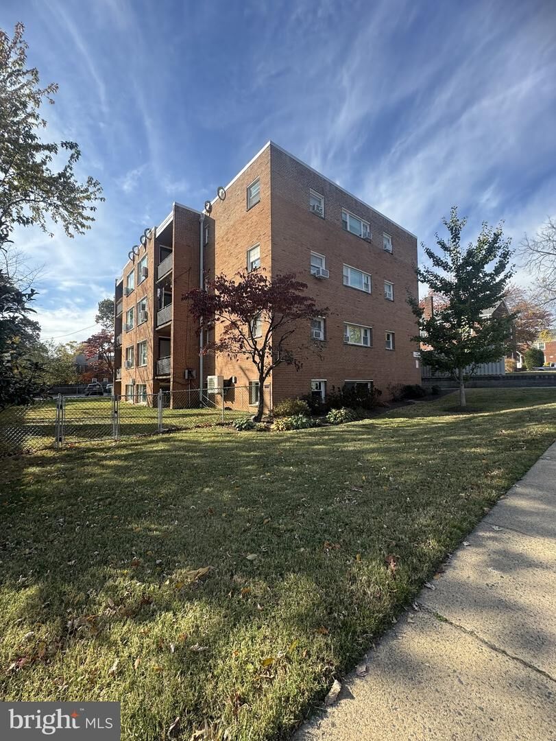 Property Photo: 500 S Courthouse Road 5 VA 22204