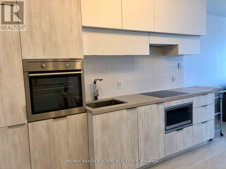 Property Photo: 8 Eglinton Avenue East 1010 ON M4P 0C1
