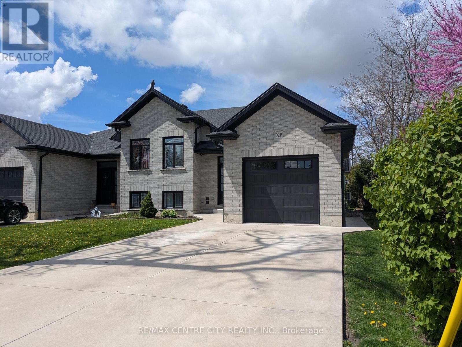 Property Photo:  92 Myrtle Street Lower  ON N5H 2H5 