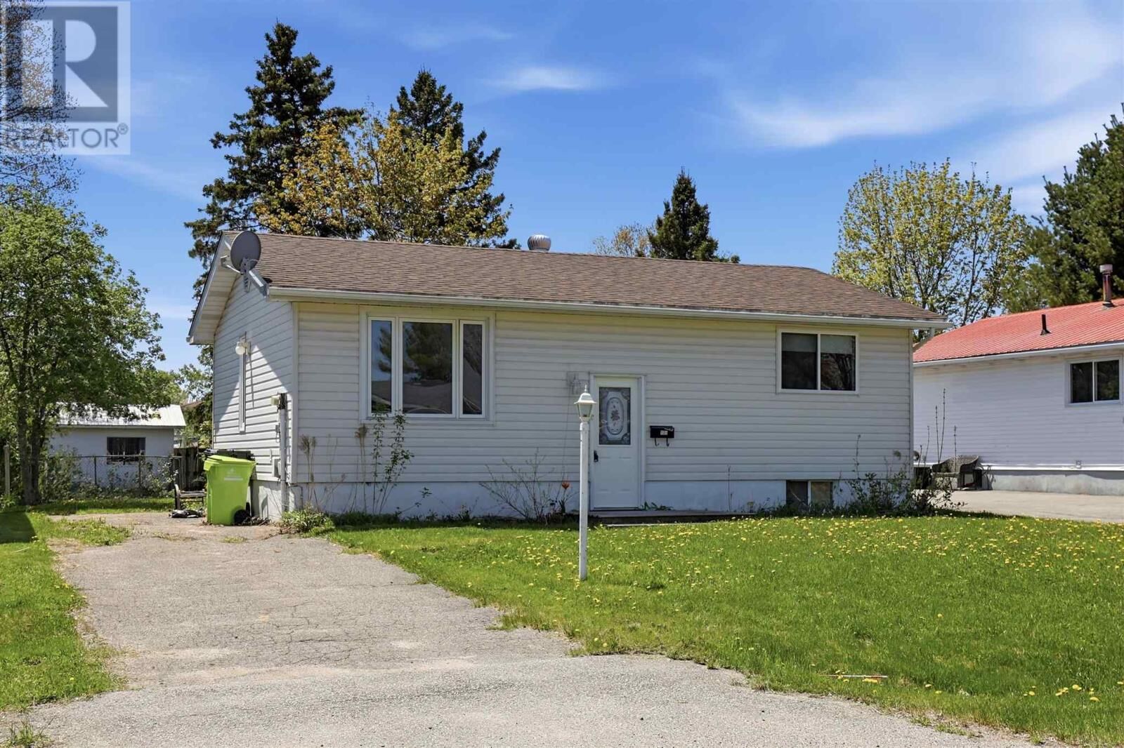 Property Photo:  138 Chicora Cres  ON P6A 5T2 