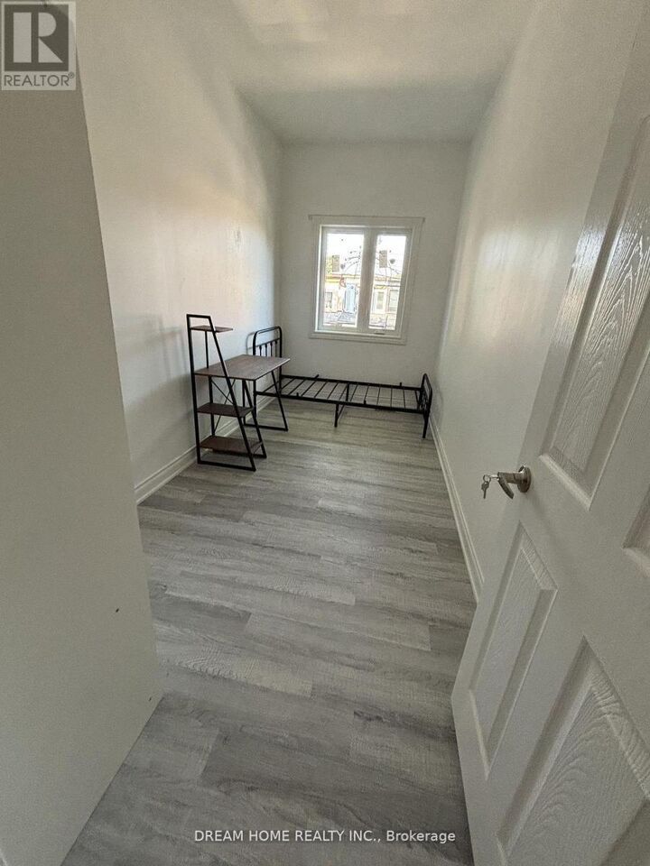 Property Photo:  262 Clinton Street 201  ON M6G 2Y6 