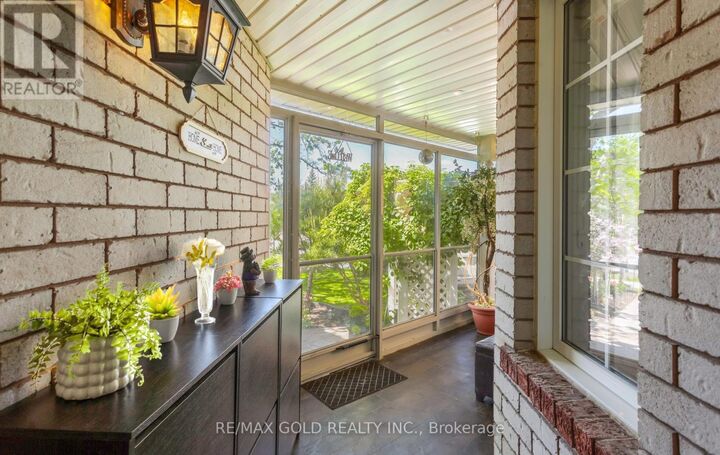 Property Photo:  702 Twain Avenue  ON L5W 1K7 