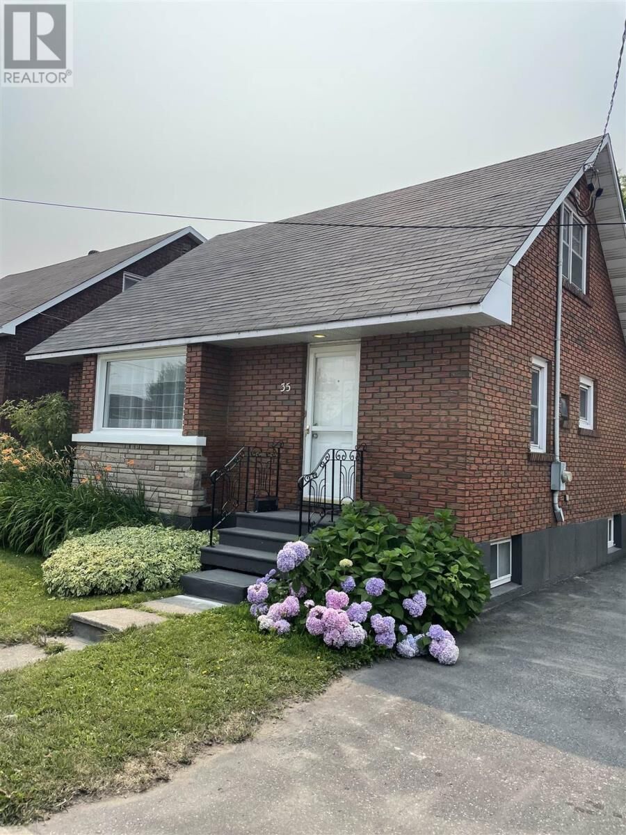 Property Photo: 35 Wallace Ter ON P6C 1K2