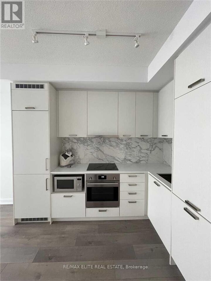 Property Photo:  38 Honeycrisp Crescent 817  ON L4K 0M8 