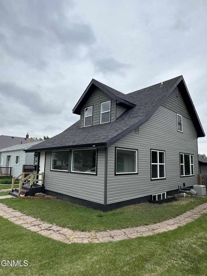 Property Photo:  707 5th Avenue SE  ND 58401 