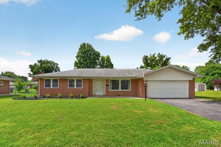 Property Photo:  914 Southgate Drive  IL 62223 