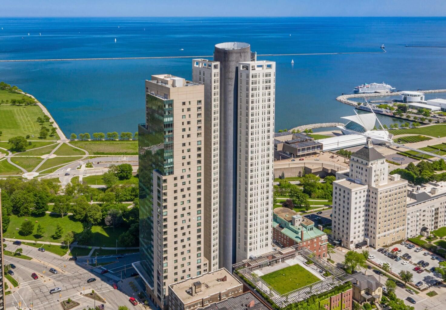 Property Photo: 923 E Kilbourn Ave WI 53202