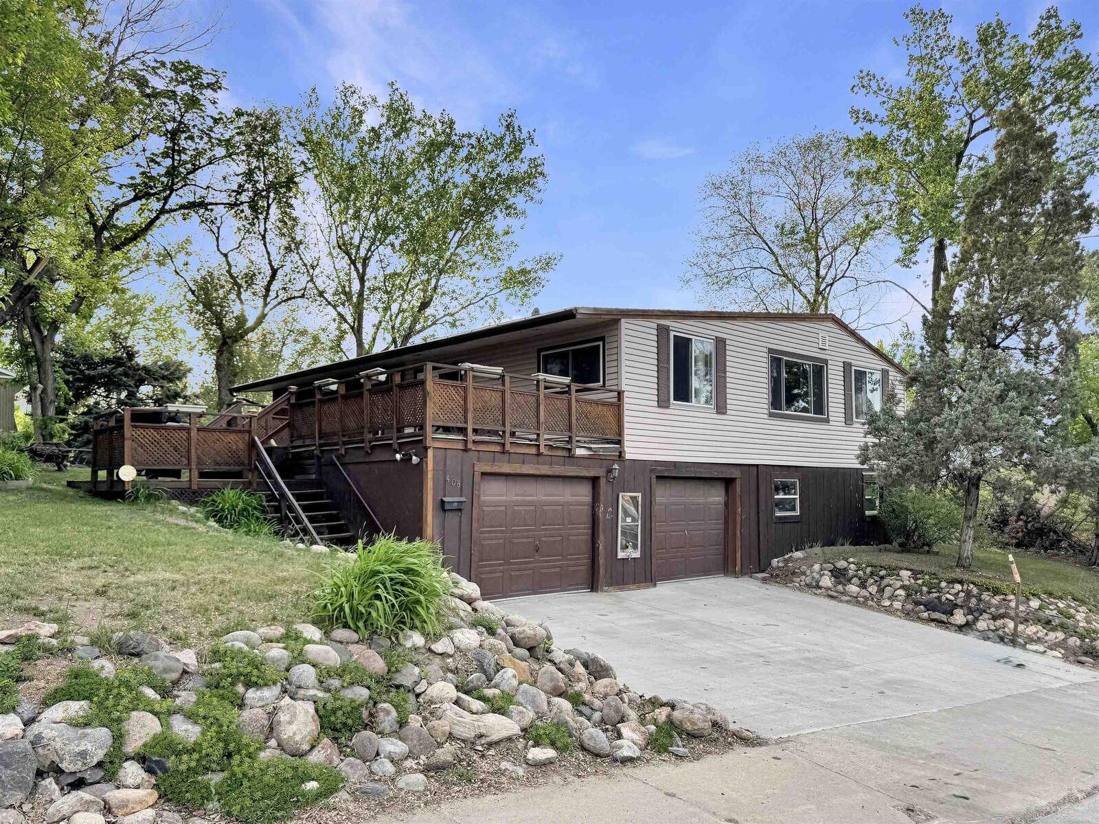 Property Photo:  408 6th St SW  ND 58701 