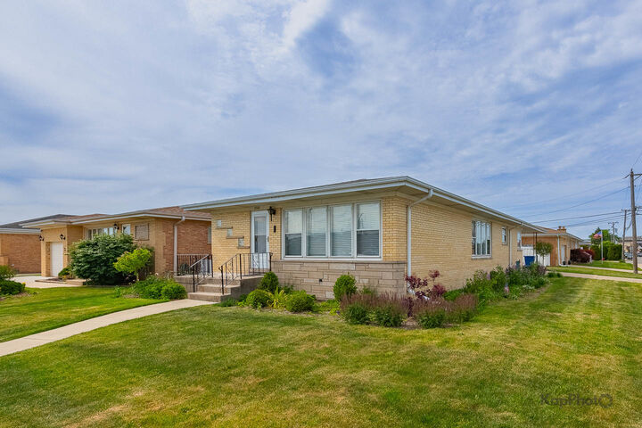 Property Photo:  8500 W Carmen Avenue  IL 60656 