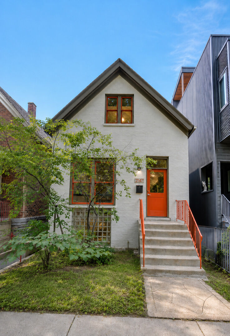 Property Photo:  2147 N Claremont Avenue  IL 60647 