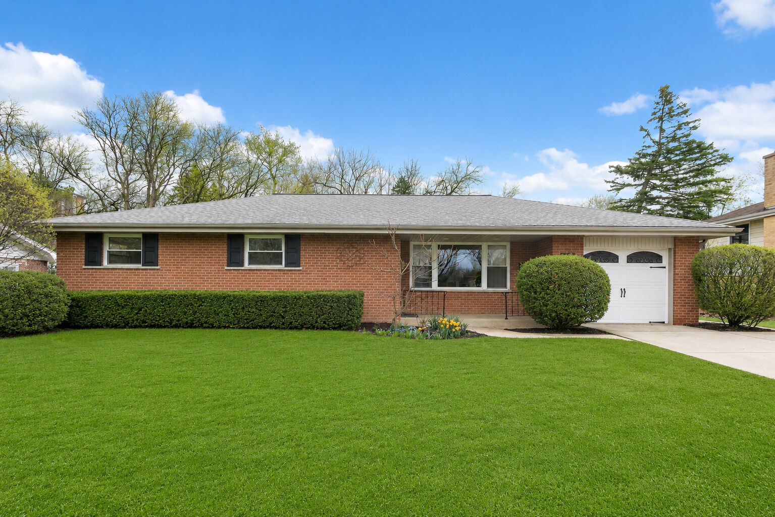 Property Photo:  629 N Wren Avenue  IL 60067 