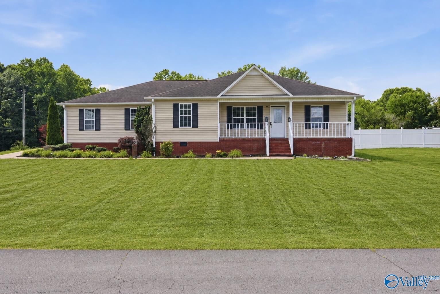 Property Photo: 40 Temple Crossing AL 35016