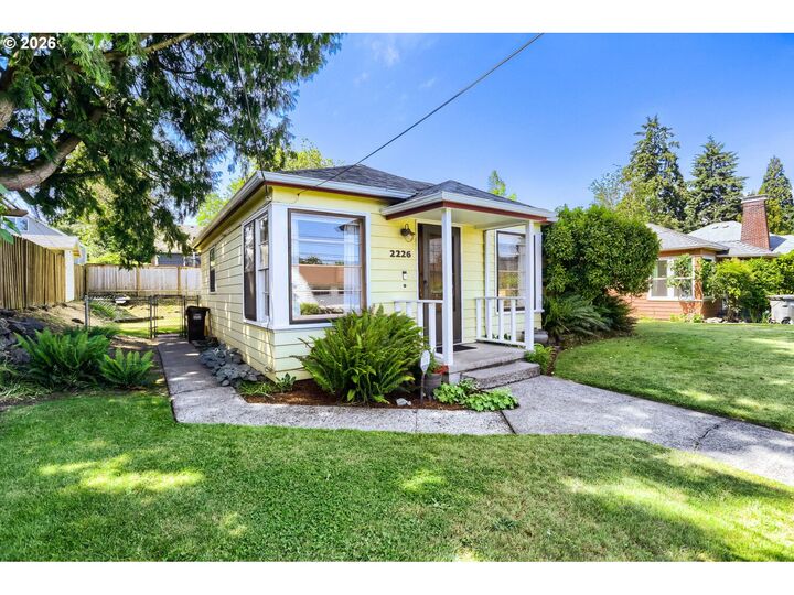 Property Photo:  2226 N Sumner St  OR 97217 