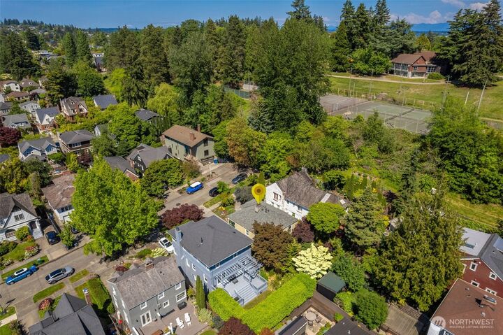 Property Photo: 4335 NE 42nd Street WA 98105