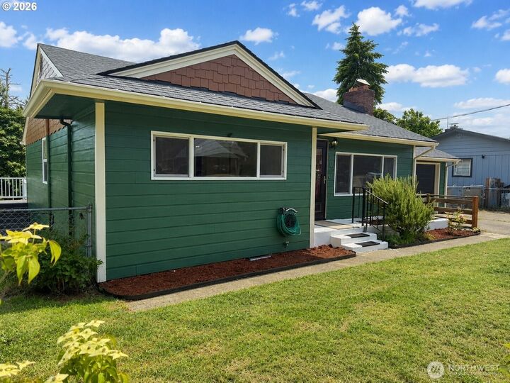 Property Photo:  500 N 12th Ave  WA 98626 