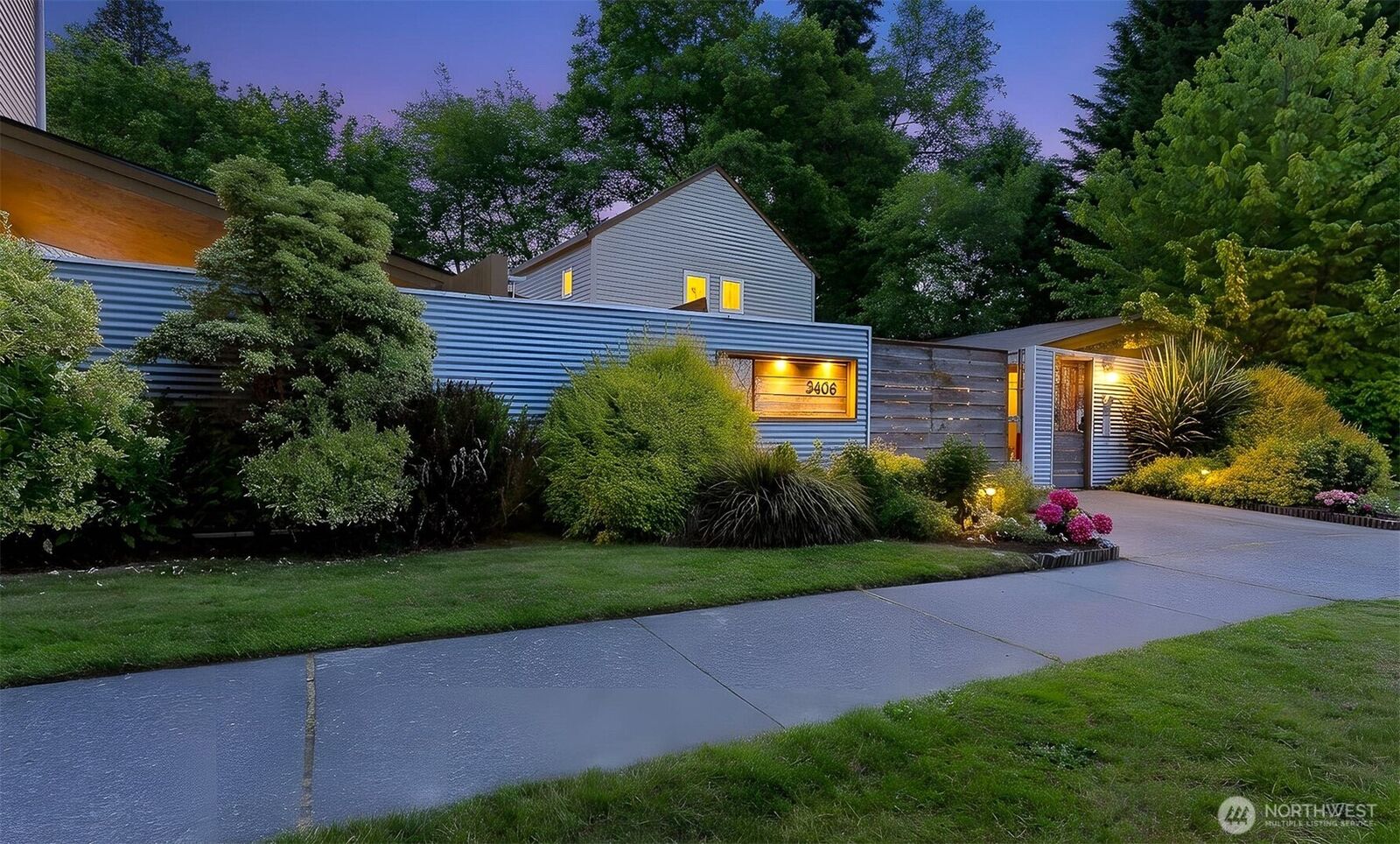 Property Photo:  3406 W Government Way 7  WA 98199 