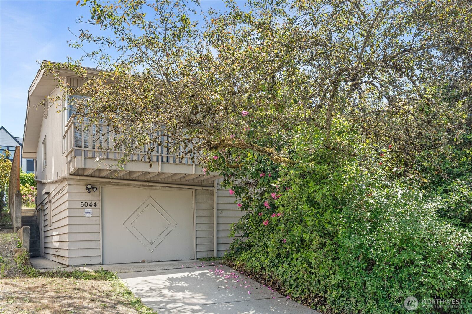 Property Photo:  5044  Sand Point Way NE  WA 98105 