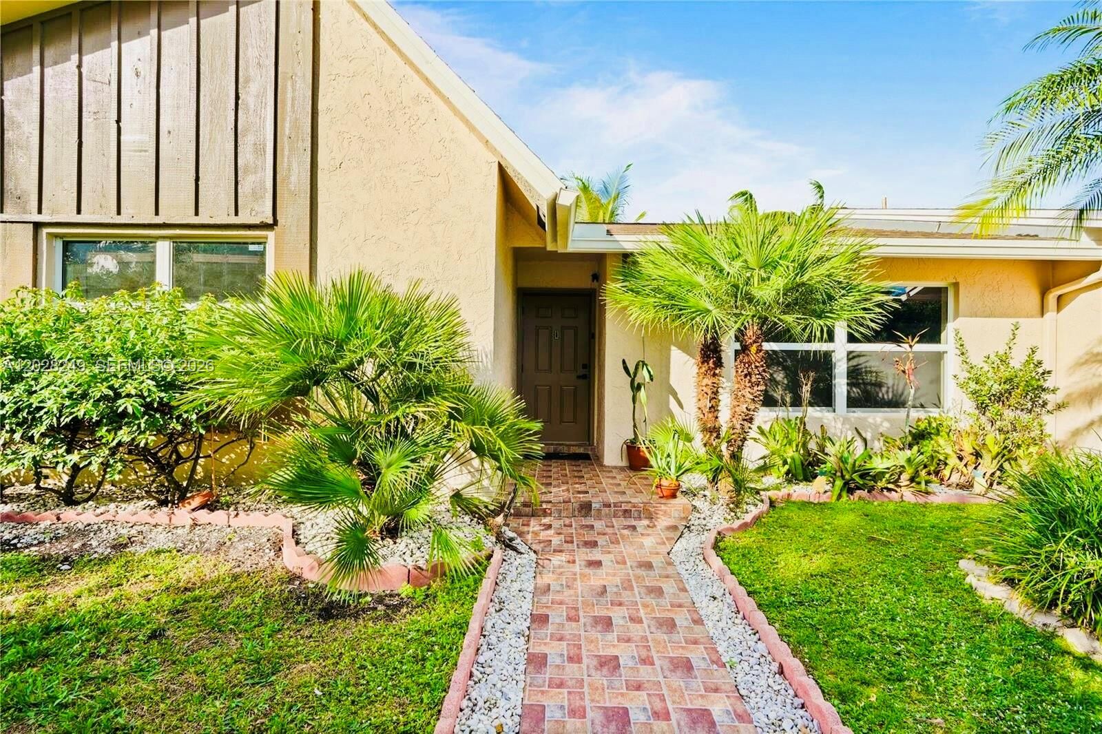 Property Photo:  417 SE 4th St  FL 33004 