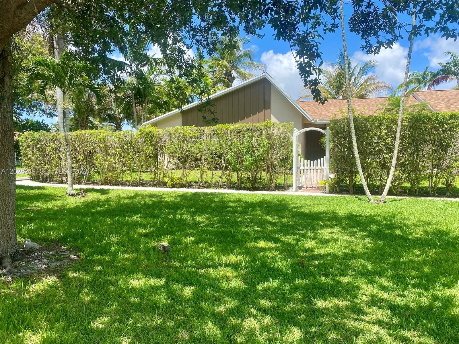 Property Photo:  417 SE 4th St  FL 33004 