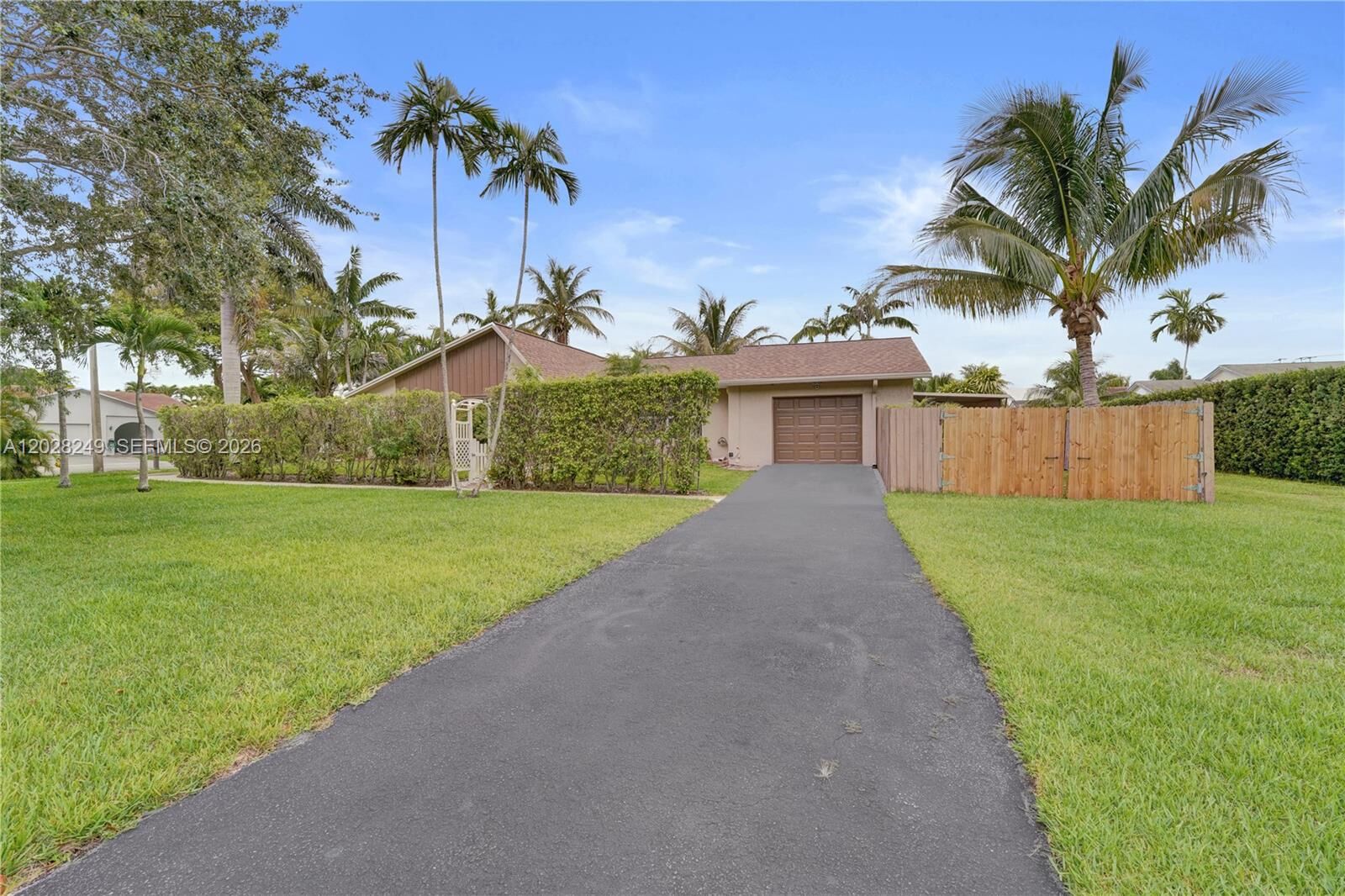 Property Photo: 417 SE 4th St FL 33004