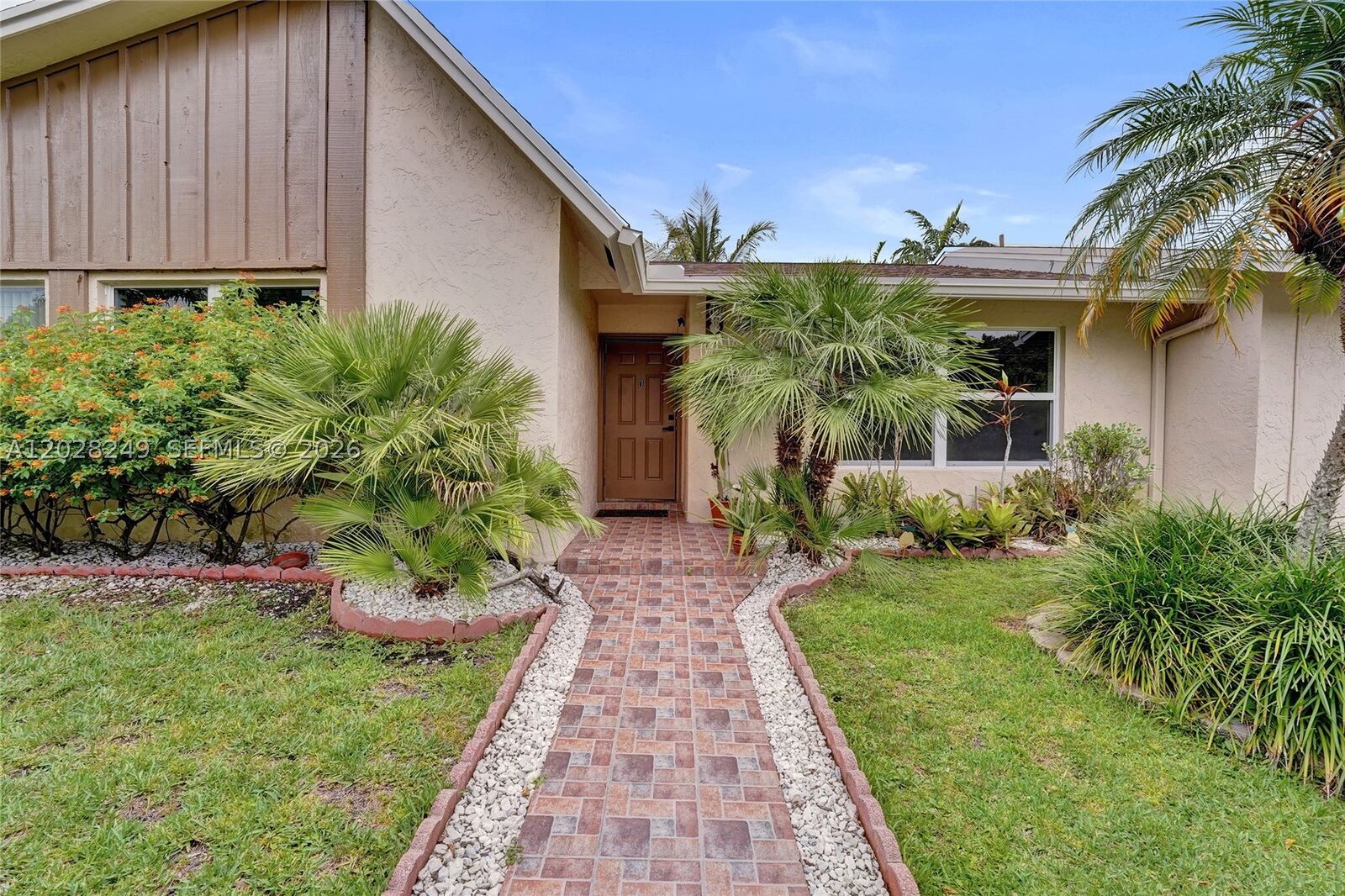 Property Photo:  417 SE 4th St  FL 33004 
