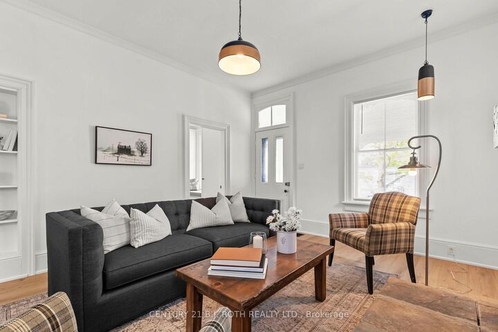 Property Photo:  13 Nelson Square E  ON L4M 4J6 