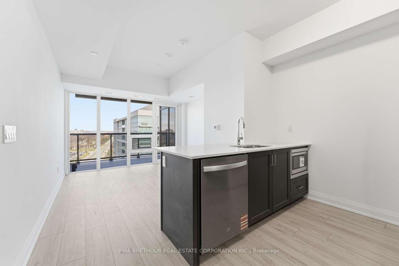 Property Photo: 1035 Southdown Road 1812 ON L5J 0A2