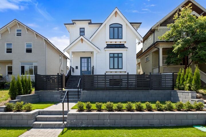 Property Photo:  62 E 21st Avenue 2  BC V5V 1P5 