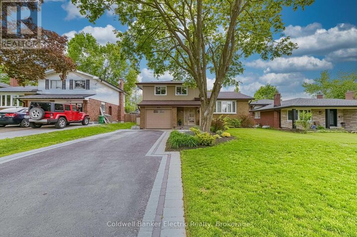 Property Photo:  872 Cumberland Avenue  ON K9H 7B2 