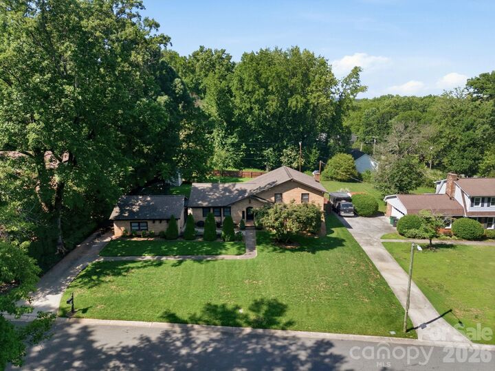 Property Photo: 6621 Fair Lawn Road NC 28215