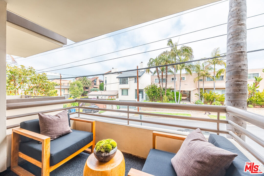 Property Photo:  951 Granville Ave  CA 90049 