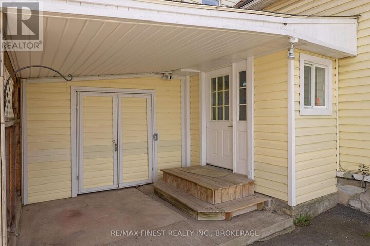 Property Photo:  356 York Street  ON K7K 1R9 