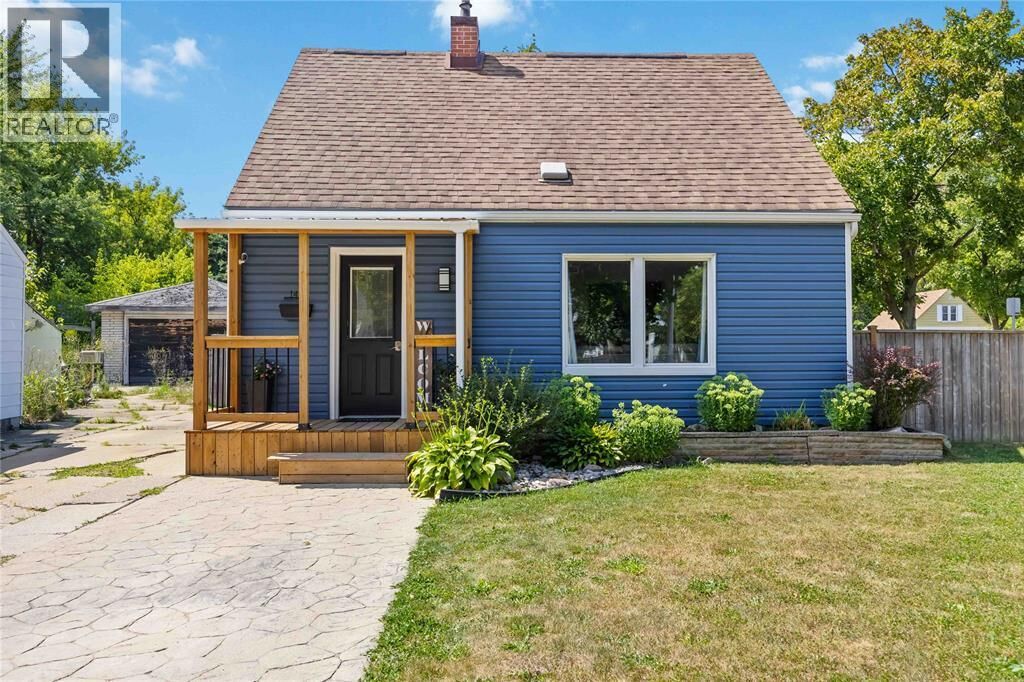 Property Photo:  143 Walnut Street North  ON N7T 4K2 