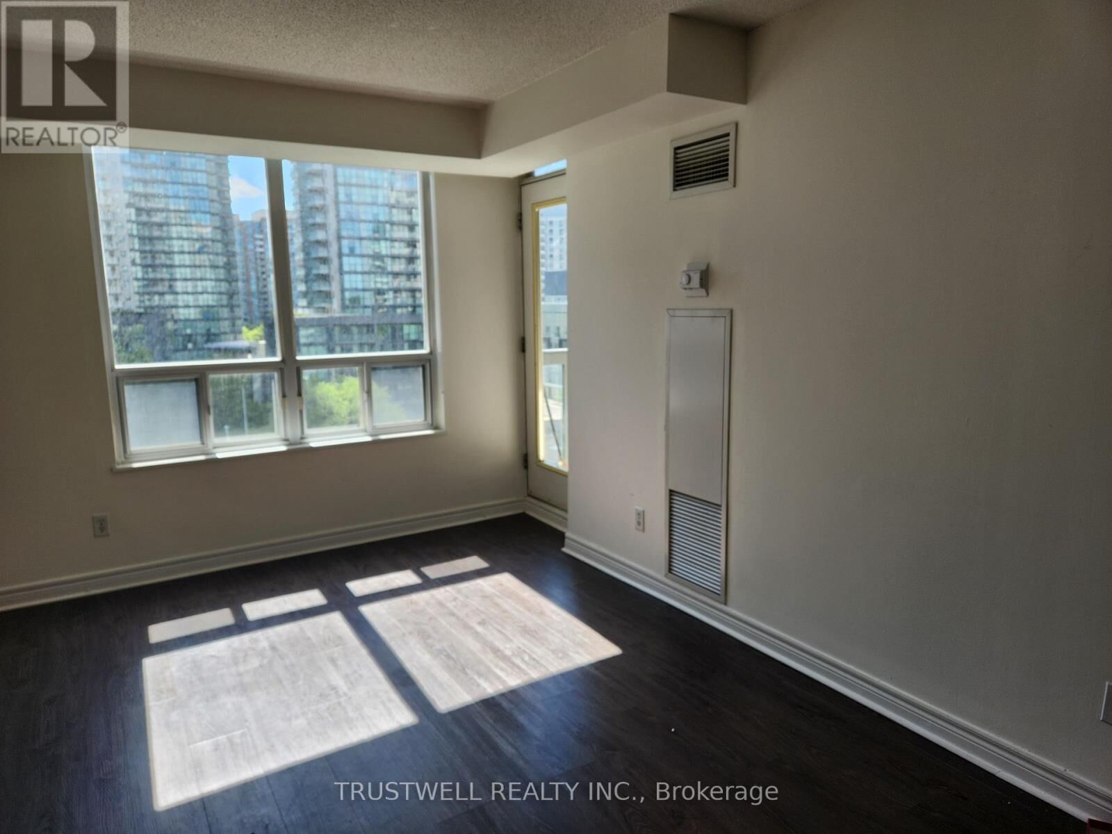 Property Photo: 28 Empress Avenue 1015 ON M2N 6Z7