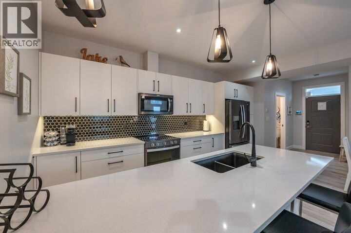 Property Photo:  535 Westminster Avenue West 102  BC V2A 1K4 