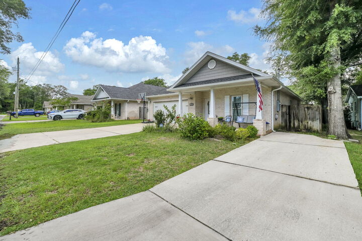 Property Photo:  114 Sasser Street  FL 32578 
