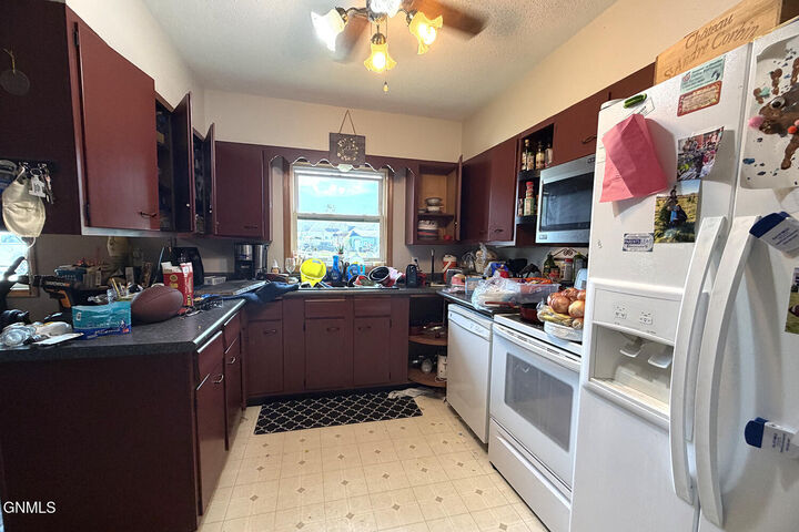 Property Photo:  116 Birch Street W  ND 58442 