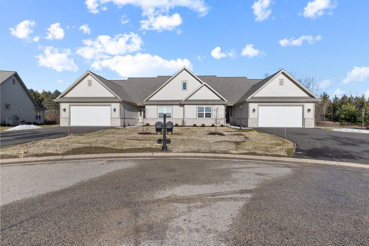 Property Photo:  1797 Cedar Ridge Dr  WI 53086 