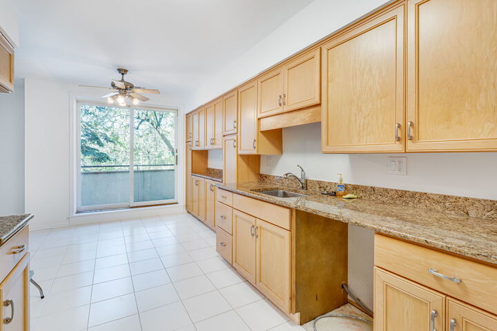 Property Photo: 6400 N Cicero Avenue 212 IL 60712