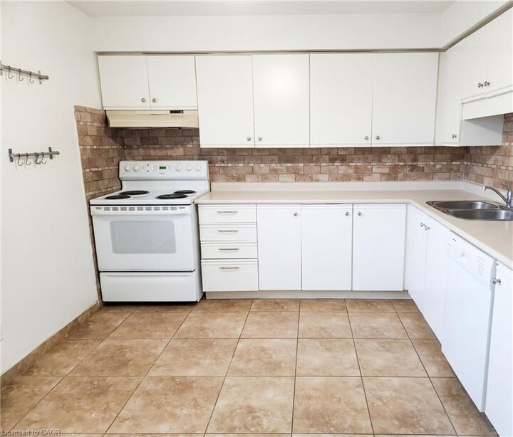 Property Photo:  55 Green Valley Drive 1607  ON N2P 1Z6 